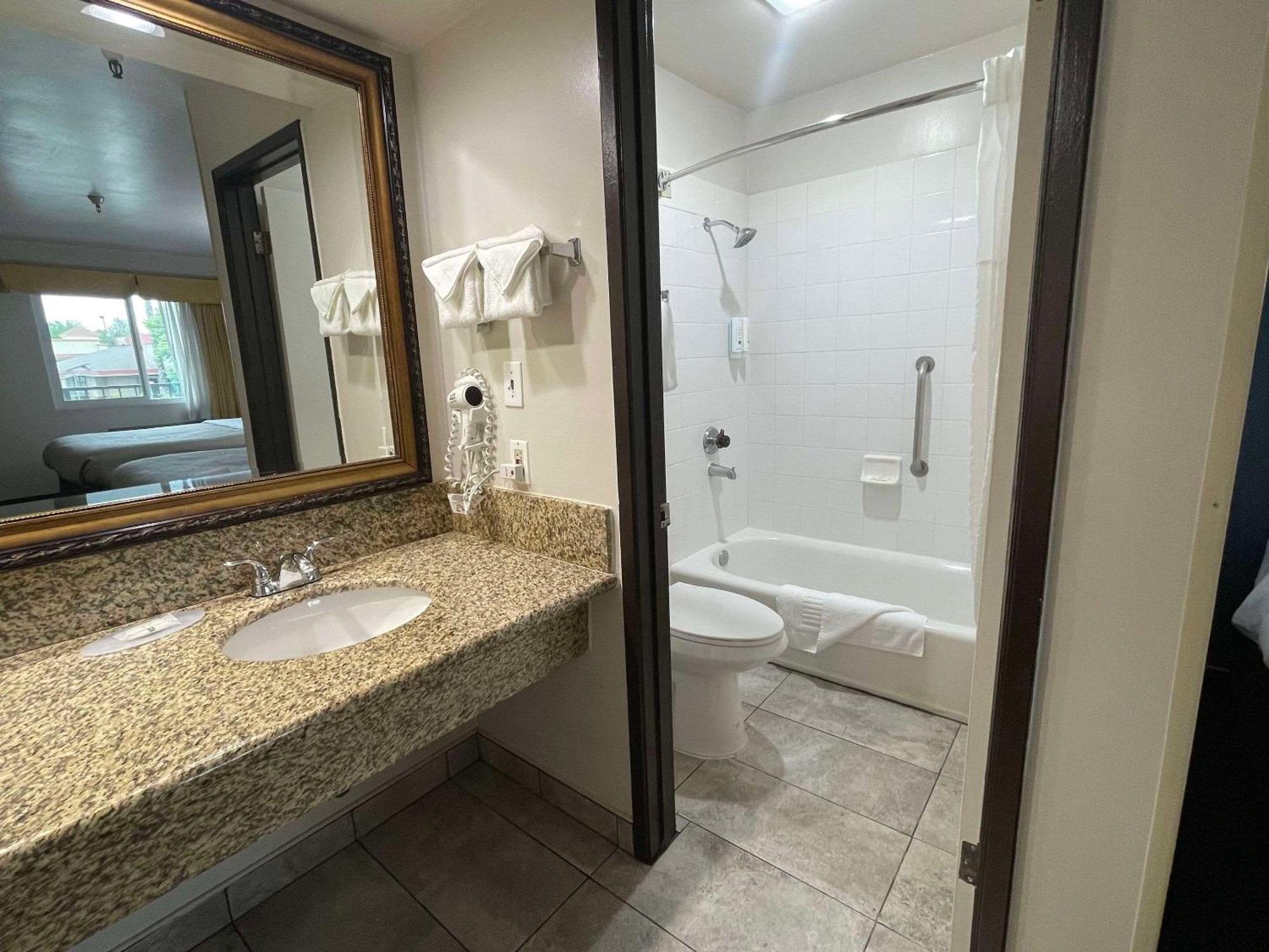 Quality Inn Ontario Airport Convention Center Bagian luar foto