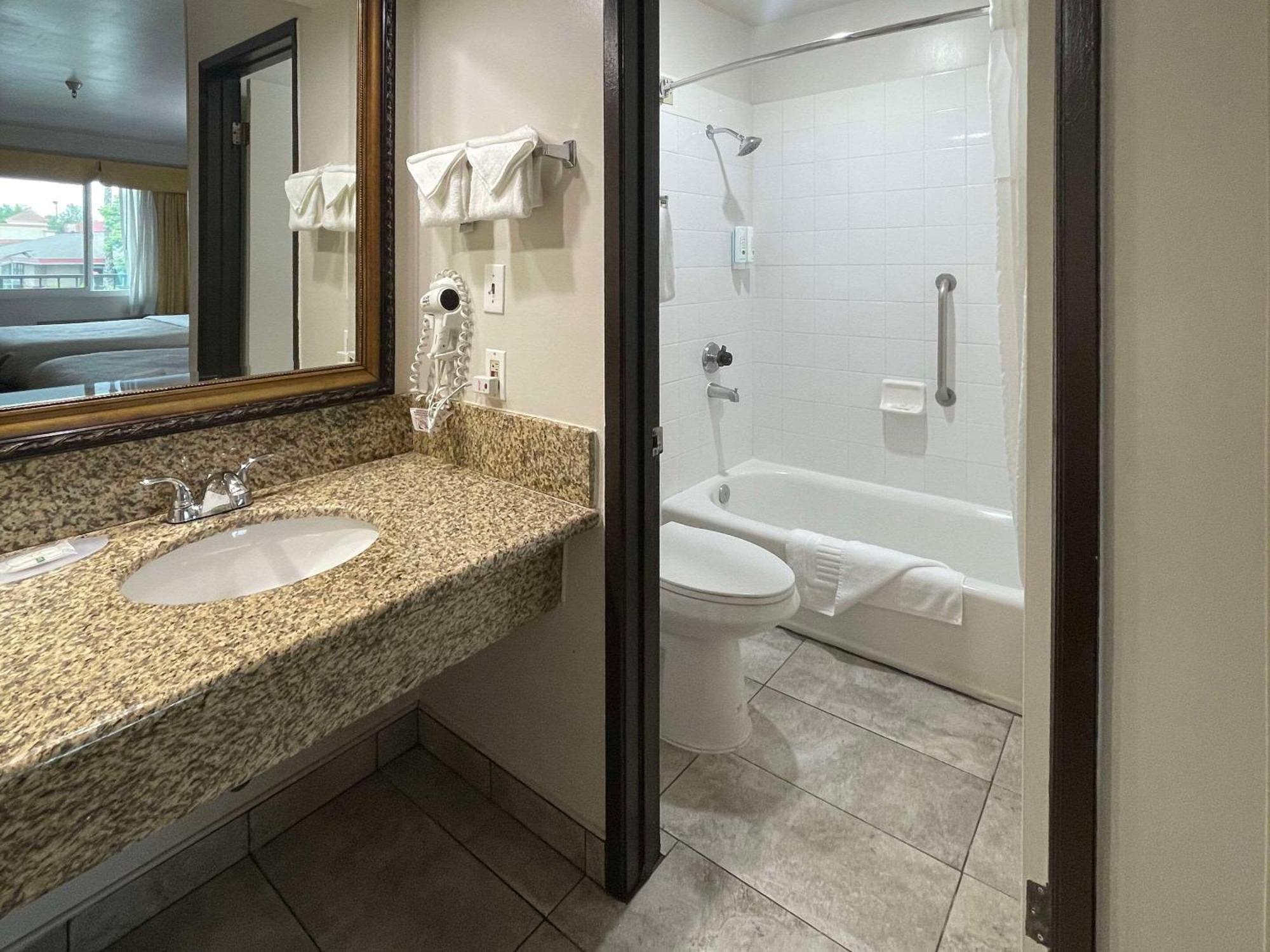 Quality Inn Ontario Airport Convention Center Bagian luar foto